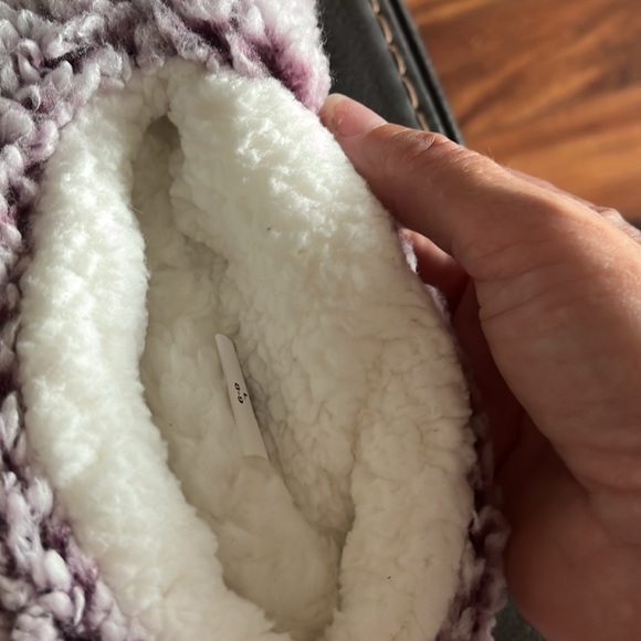 NWT Women’s snuggle feet slippers & two pair of gold medal socks - Picture 3 of 7